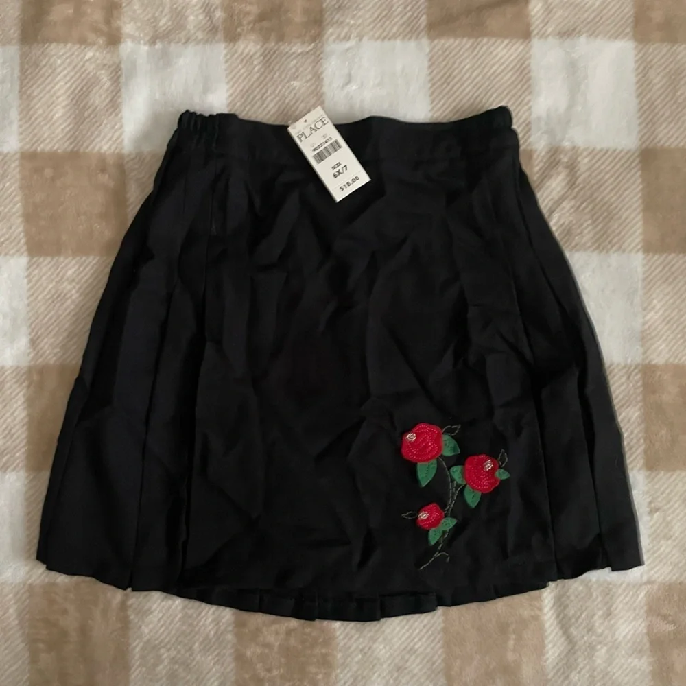 Vintage Girls The Children's Place Black Skirt with Red Floral Design